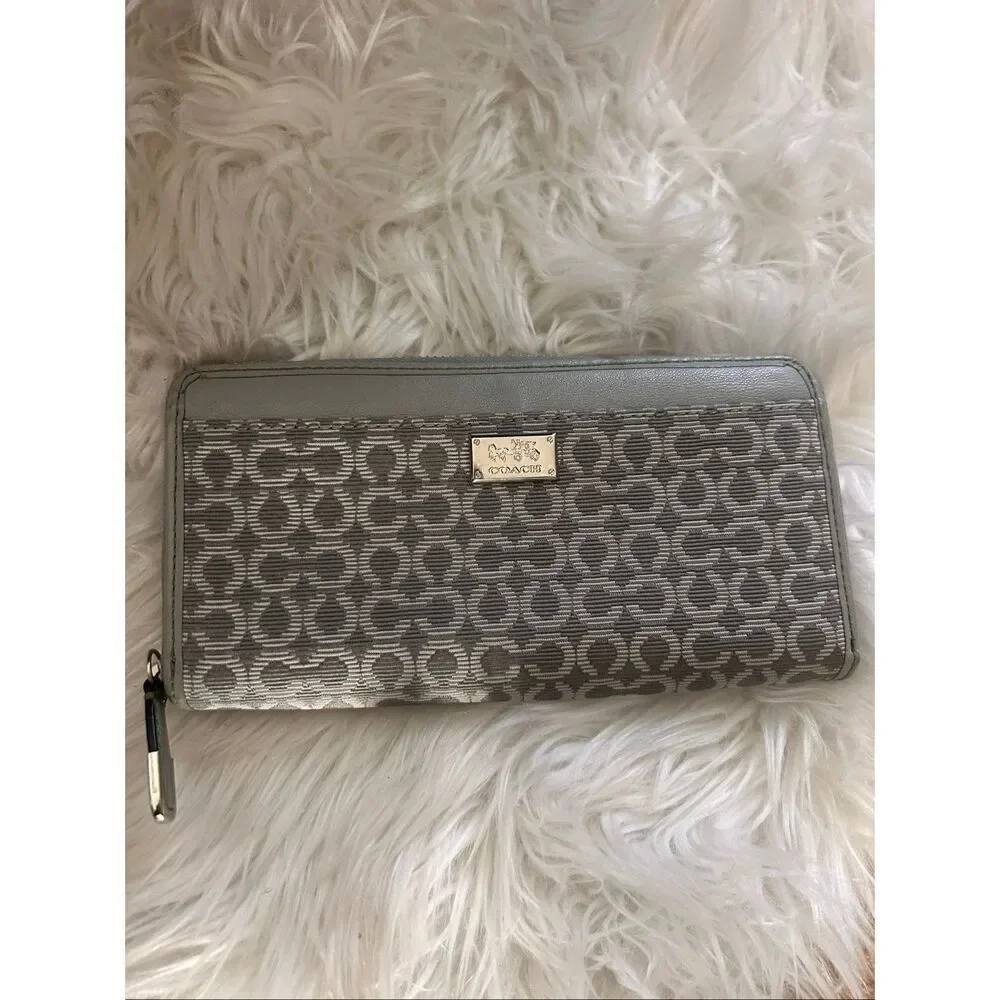 Coach Madison Needlepoint Op Art Accordion Zip Wallet light gray RARE